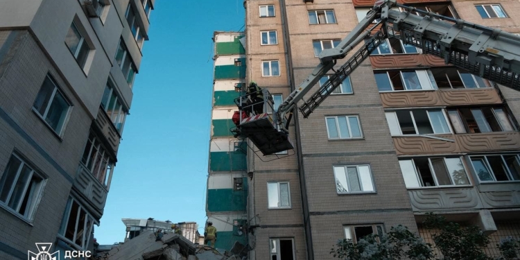Масований удар по Києву: зруйновано під’їзд багатоповерхівки, під завалами шукають людей