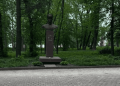 квіти біля радянських пам’ятників