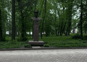 квіти біля радянських пам’ятників