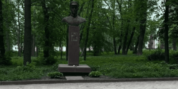 квіти біля радянських пам’ятників