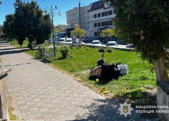 вдарив ножем