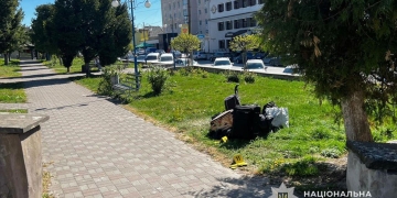 вдарив ножем