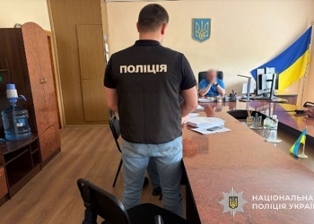 змусив підлеглих безкоштовно робити ремонт