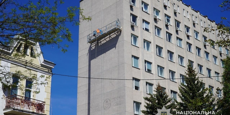 У Тернополі на адмінбудівлі поліції створюють 15-метровий мурал