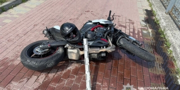за участю неповнолітнього мотоцикліста та спецавтомобіля
