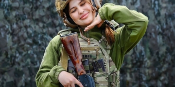 Готові до захисту: дівчата підписали контракт «18-24»