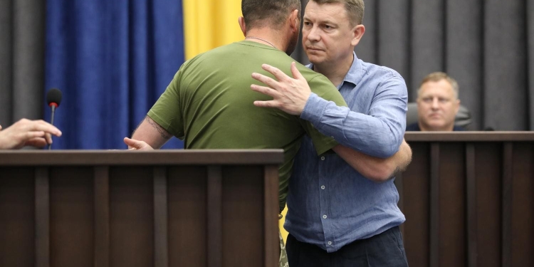 На сесії Тернопільської облради військовим та депутатам-волонтерам вручили почесні нагороди