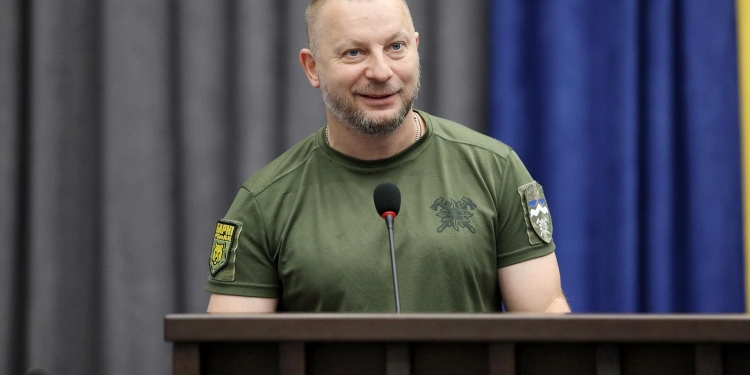 На сесії Тернопільської облради військовим та депутатам-волонтерам вручили почесні нагороди