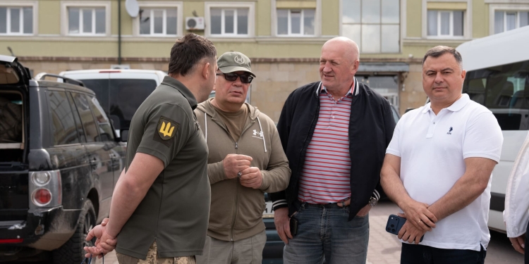 Потужне підсилення з Латвії: у Тернополі військовим трьох областей передали 26 автівок та спецтехніку