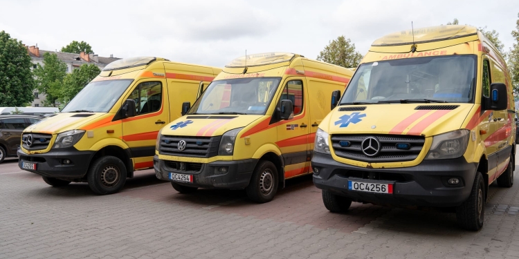 Потужне підсилення з Латвії: у Тернополі військовим трьох областей передали 26 автівок та спецтехніку