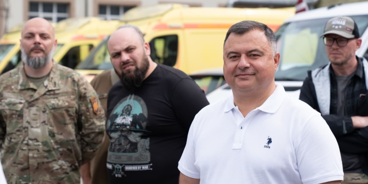 Потужне підсилення з Латвії: у Тернополі військовим трьох областей передали 26 автівок та спецтехніку