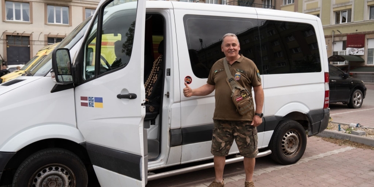 Потужне підсилення з Латвії: у Тернополі військовим трьох областей передали 26 автівок та спецтехніку