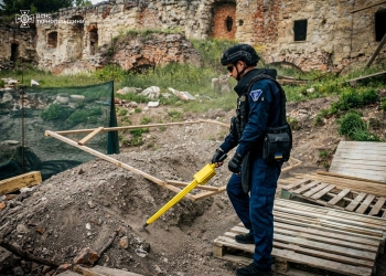 два артилерійські снаряди
