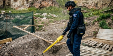 два артилерійські снаряди
