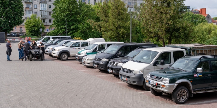 Потужне підсилення з Латвії: у Тернополі військовим трьох областей передали 26 автівок та спецтехніку