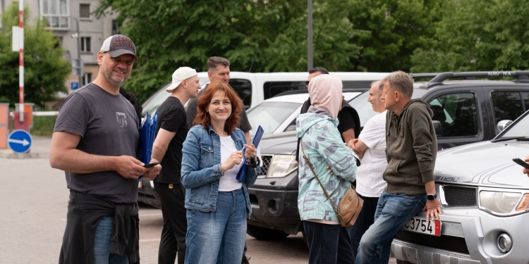 Потужне підсилення з Латвії: у Тернополі військовим трьох областей передали 26 автівок та спецтехніку