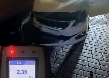 врізався в будинок