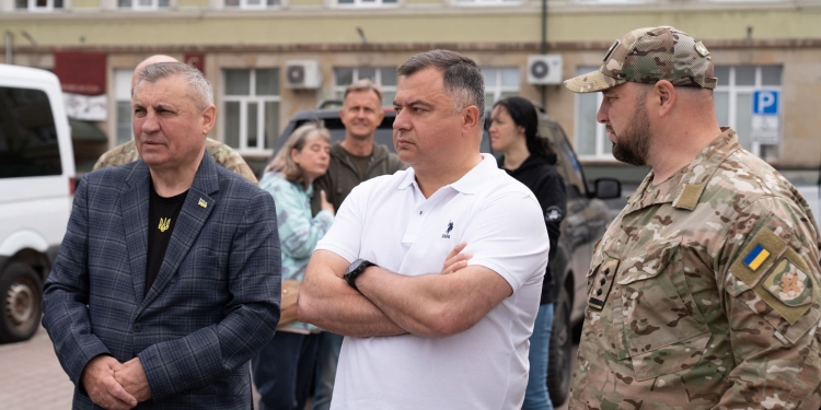 Потужне підсилення з Латвії: у Тернополі військовим трьох областей передали 26 автівок та спецтехніку