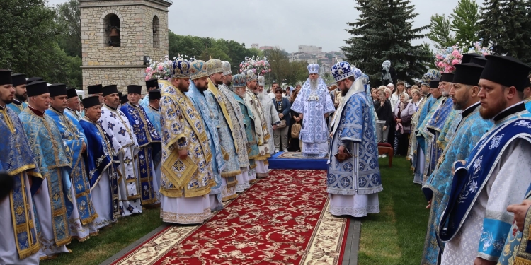 Величаве свято у Тернополі: Митрополит Епіфаній очолив літургію та хресну ходу з чудотворною іконою (Фоторепортаж)