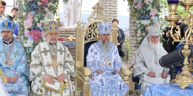 Величаве свято у Тернополі: Митрополит Епіфаній очолив літургію та хресну ходу з чудотворною іконою (Фоторепортаж)