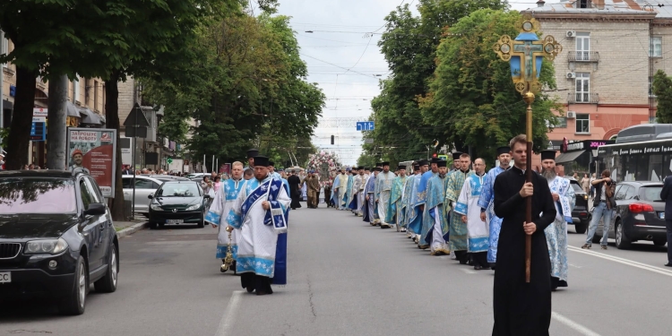 Величаве свято у Тернополі: Митрополит Епіфаній очолив літургію та хресну ходу з чудотворною іконою (Фоторепортаж)