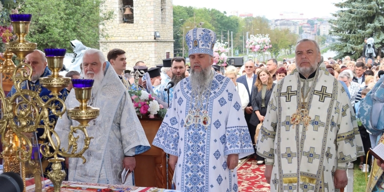 Величаве свято у Тернополі: Митрополит Епіфаній очолив літургію та хресну ходу з чудотворною іконою (Фоторепортаж)