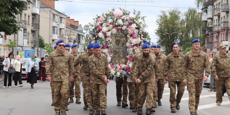Величаве свято у Тернополі: Митрополит Епіфаній очолив літургію та хресну ходу з чудотворною іконою (Фоторепортаж)