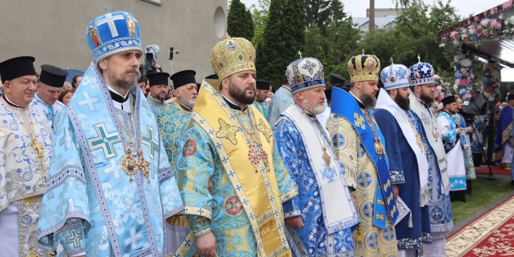 Величаве свято у Тернополі: Митрополит Епіфаній очолив літургію та хресну ходу з чудотворною іконою (Фоторепортаж)