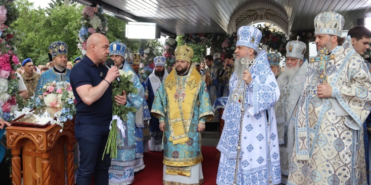 Величаве свято у Тернополі: Митрополит Епіфаній очолив літургію та хресну ходу з чудотворною іконою (Фоторепортаж)