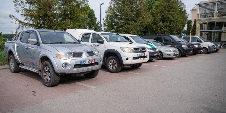 Потужне підсилення з Латвії: у Тернополі військовим трьох областей передали 26 автівок та спецтехніку