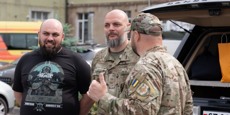 Потужне підсилення з Латвії: у Тернополі військовим трьох областей передали 26 автівок та спецтехніку