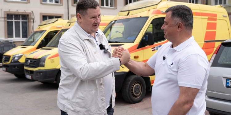 Потужне підсилення з Латвії: у Тернополі військовим трьох областей передали 26 автівок та спецтехніку