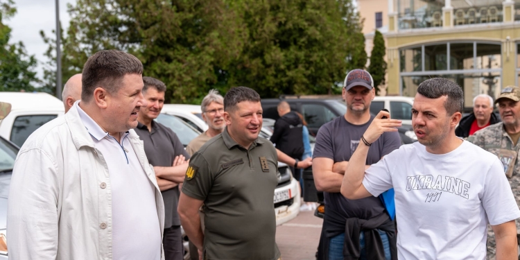 Потужне підсилення з Латвії: у Тернополі військовим трьох областей передали 26 автівок та спецтехніку
