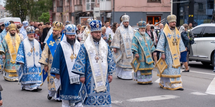 Величаве свято у Тернополі: Митрополит Епіфаній очолив літургію та хресну ходу з чудотворною іконою (Фоторепортаж)