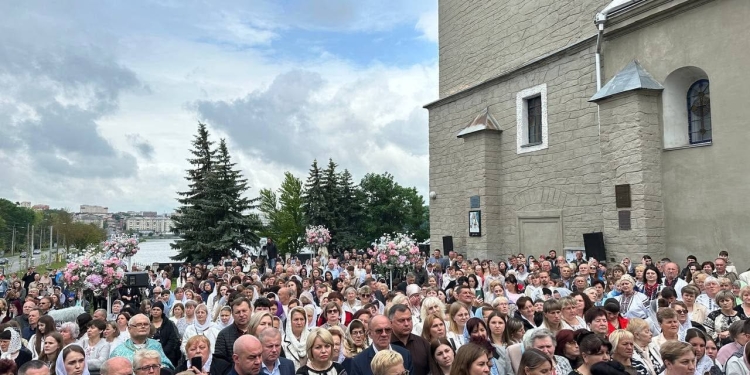 Величаве свято у Тернополі: Митрополит Епіфаній очолив літургію та хресну ходу з чудотворною іконою (Фоторепортаж)