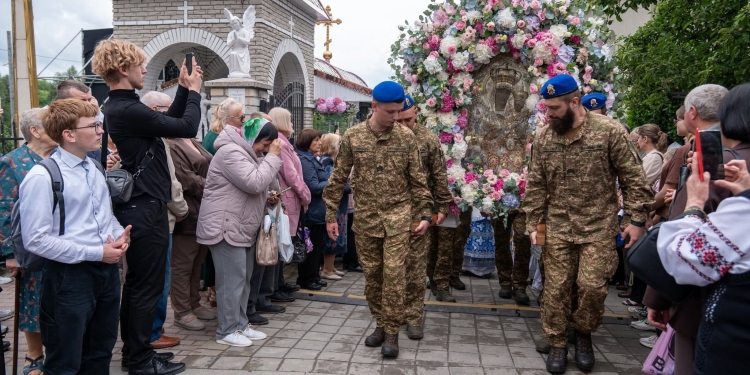 Величаве свято у Тернополі: Митрополит Епіфаній очолив літургію та хресну ходу з чудотворною іконою (Фоторепортаж)