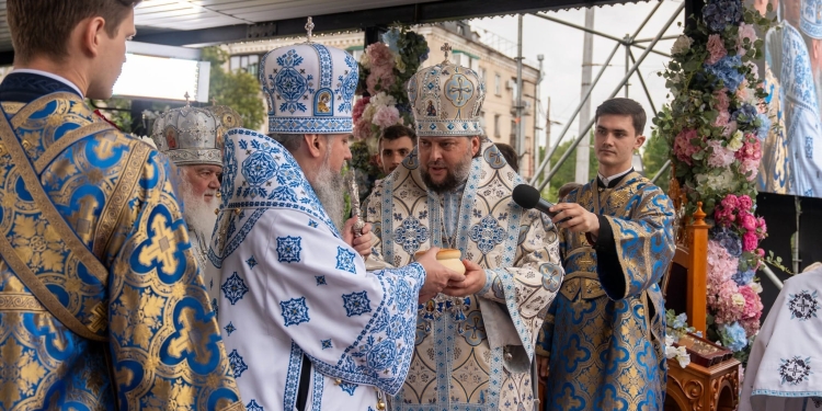 Величаве свято у Тернополі: Митрополит Епіфаній очолив літургію та хресну ходу з чудотворною іконою (Фоторепортаж)