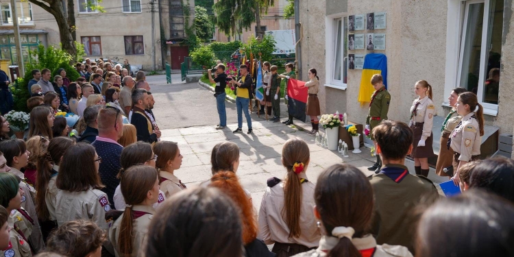 У Тернополі відкрили меморіальну дошку пластуну та історику Андрію Буді