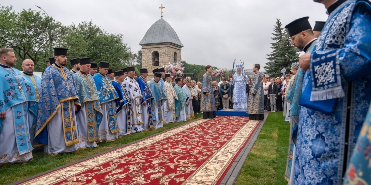 Величаве свято у Тернополі: Митрополит Епіфаній очолив літургію та хресну ходу з чудотворною іконою (Фоторепортаж)