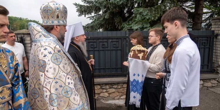 Величаве свято у Тернополі: Митрополит Епіфаній очолив літургію та хресну ходу з чудотворною іконою (Фоторепортаж)