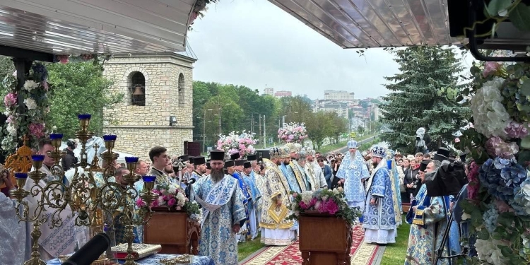Величаве свято у Тернополі: Митрополит Епіфаній очолив літургію та хресну ходу з чудотворною іконою (Фоторепортаж)