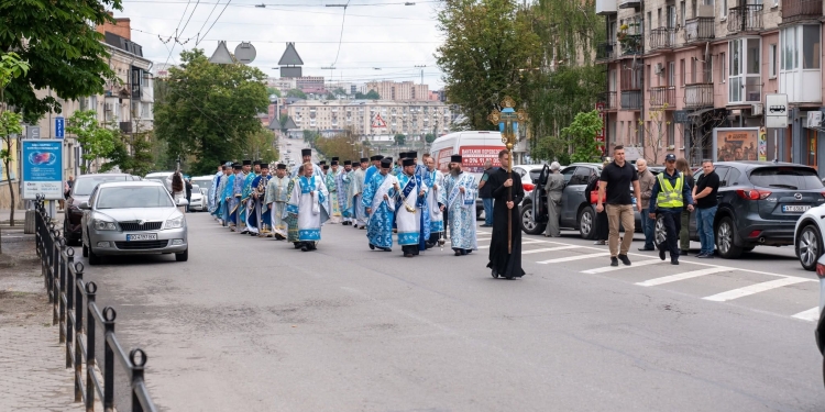 Величаве свято у Тернополі: Митрополит Епіфаній очолив літургію та хресну ходу з чудотворною іконою (Фоторепортаж)