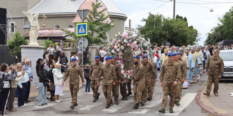 Величаве свято у Тернополі: Митрополит Епіфаній очолив літургію та хресну ходу з чудотворною іконою (Фоторепортаж)