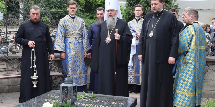 Величаве свято у Тернополі: Митрополит Епіфаній очолив літургію та хресну ходу з чудотворною іконою (Фоторепортаж)