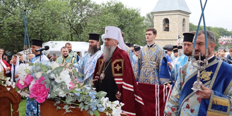 Величаве свято у Тернополі: Митрополит Епіфаній очолив літургію та хресну ходу з чудотворною іконою (Фоторепортаж)