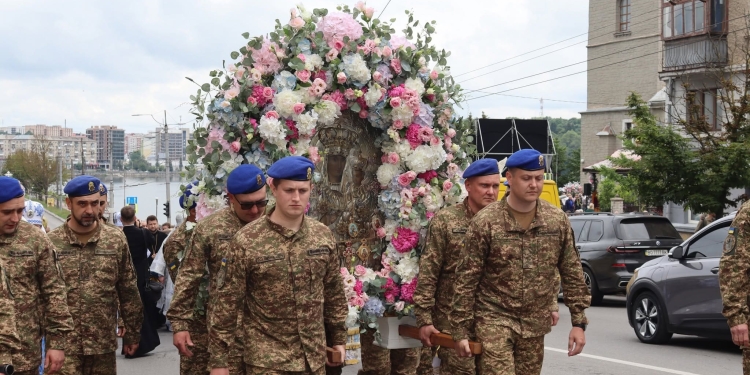Величаве свято у Тернополі: Митрополит Епіфаній очолив літургію та хресну ходу з чудотворною іконою (Фоторепортаж)