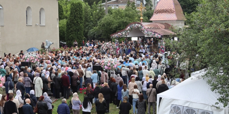 Величаве свято у Тернополі: Митрополит Епіфаній очолив літургію та хресну ходу з чудотворною іконою (Фоторепортаж)
