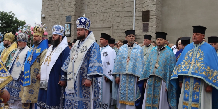 Величаве свято у Тернополі: Митрополит Епіфаній очолив літургію та хресну ходу з чудотворною іконою (Фоторепортаж)