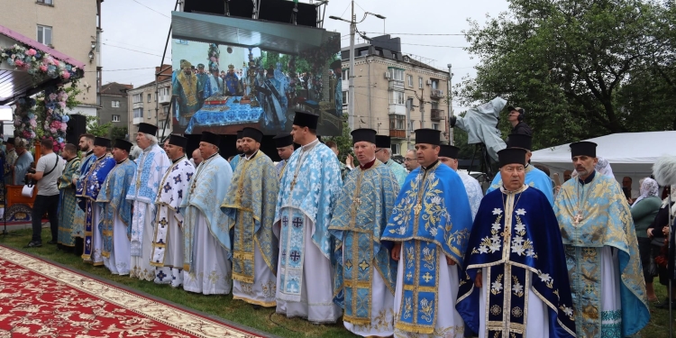Величаве свято у Тернополі: Митрополит Епіфаній очолив літургію та хресну ходу з чудотворною іконою (Фоторепортаж)