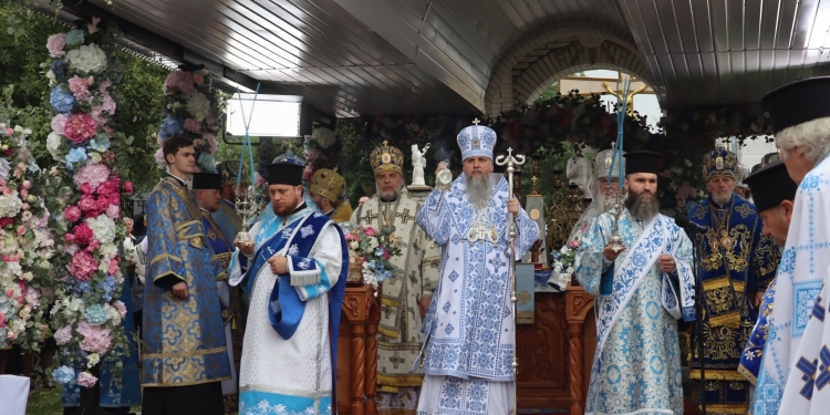 Величаве свято у Тернополі: Митрополит Епіфаній очолив літургію та хресну ходу з чудотворною іконою (Фоторепортаж)